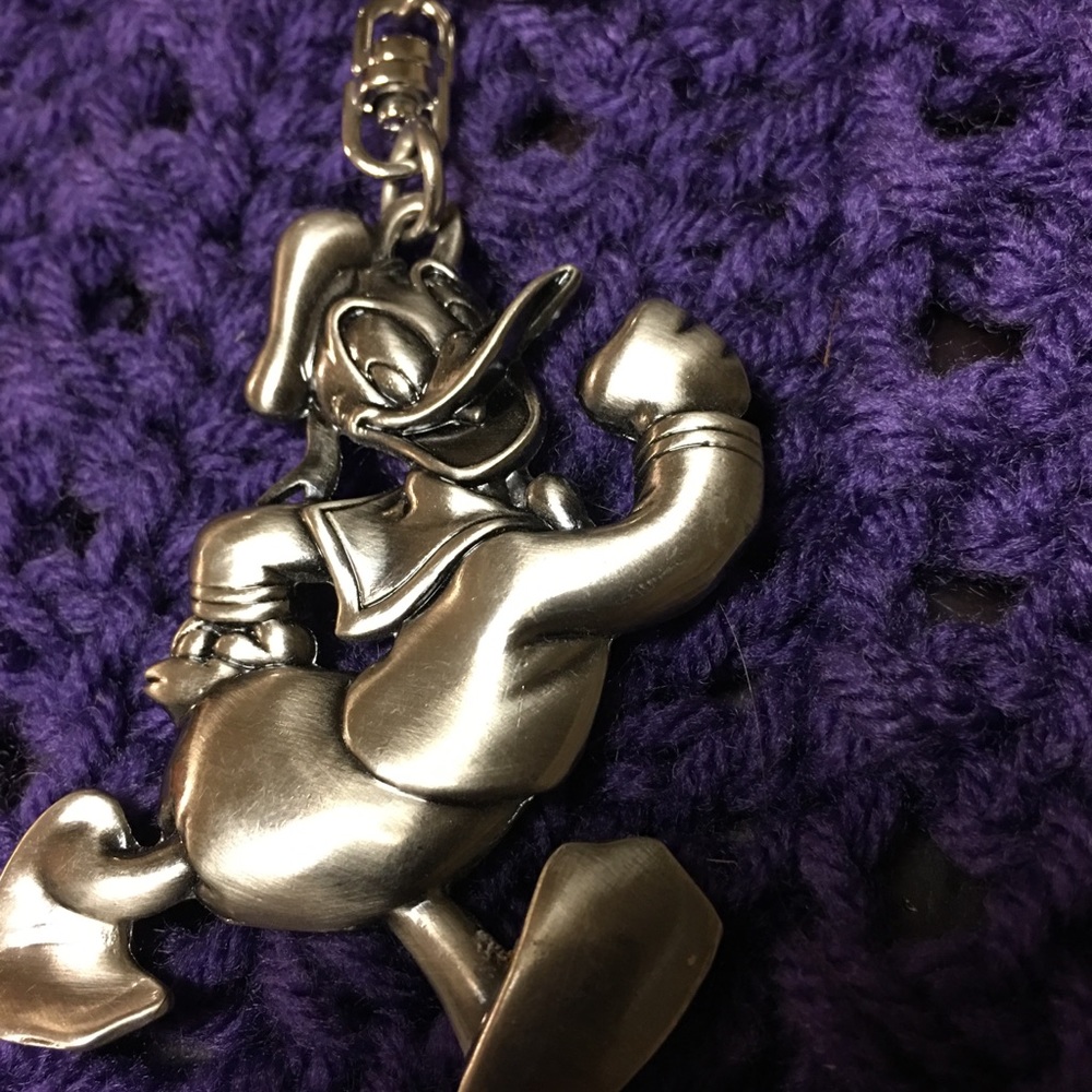 Donald Duck Metal Key Chain - Picture 4 of 8